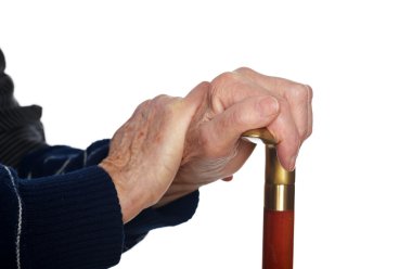 sopa üzerinde oturan yaşlı eller