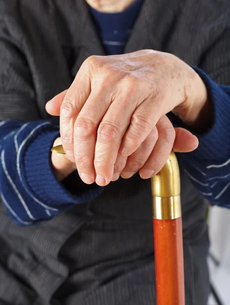 Mani anziane appoggiate sul bastone — Foto Stock