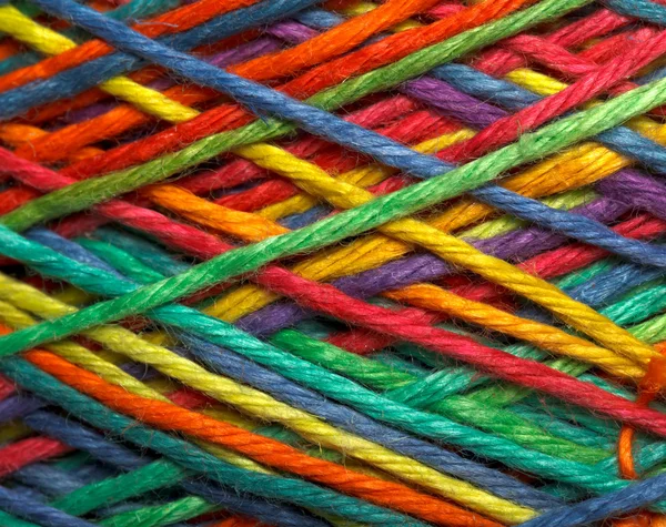 Многоцветный рулон пряжи — стоковое фото