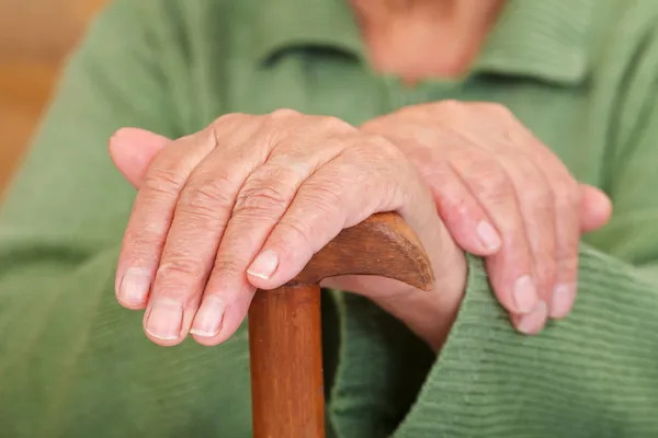 Les mains de la vieille femme — Photo