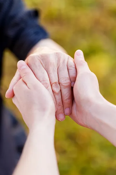 Ältere Hände — Stockfoto