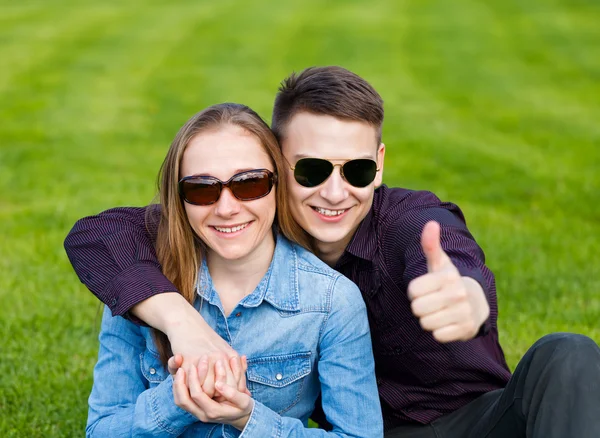 Feliz jovem casal — Fotografia de Stock