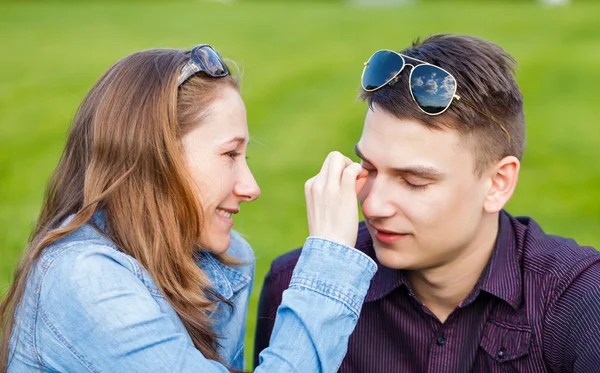 Šťastný mladý pár — Stock fotografie