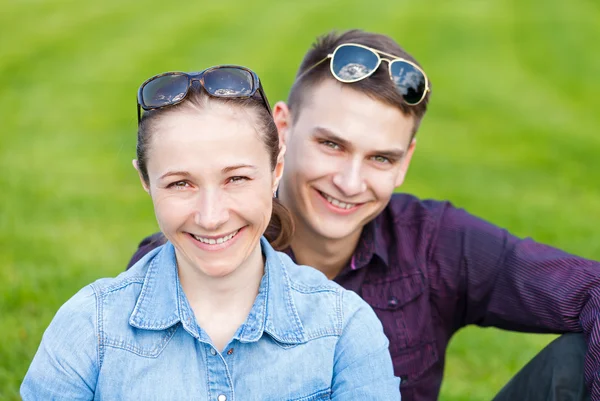 Gelukkig jong paar — Stockfoto