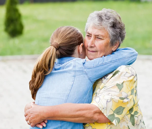 Oudere vrouw en haar dochter — Stockfoto