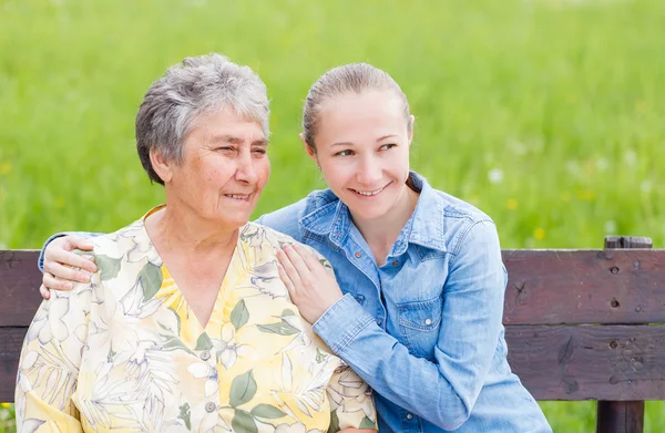 La anciana y su hija — Foto de Stock