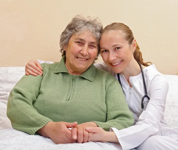 Soins à domicile aux personnes âgées — Photo