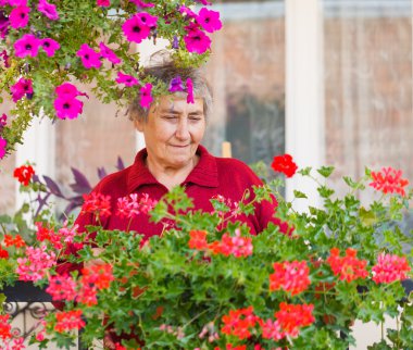 çiçekler ile yaşlı kadın