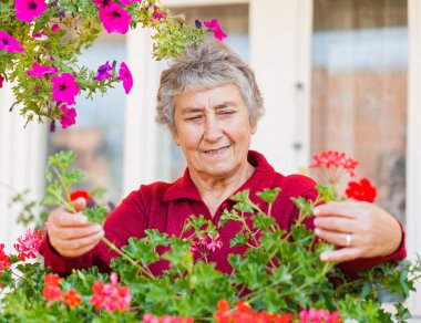 çiçekler ile yaşlı kadın