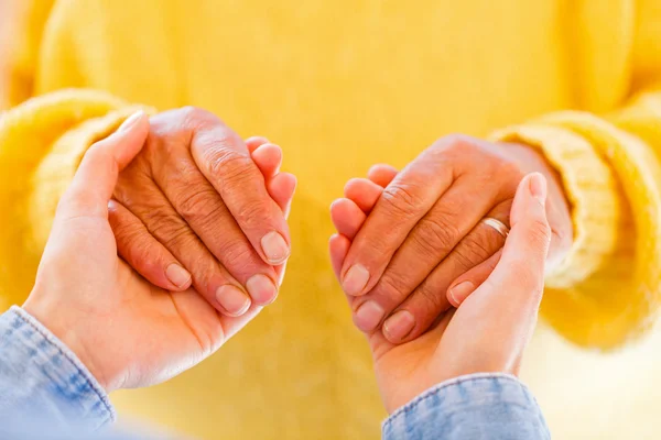 Cuidados de personas mayores — Foto de Stock