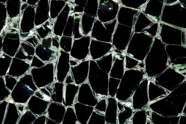 Araba kazasında kırılan ön cam.