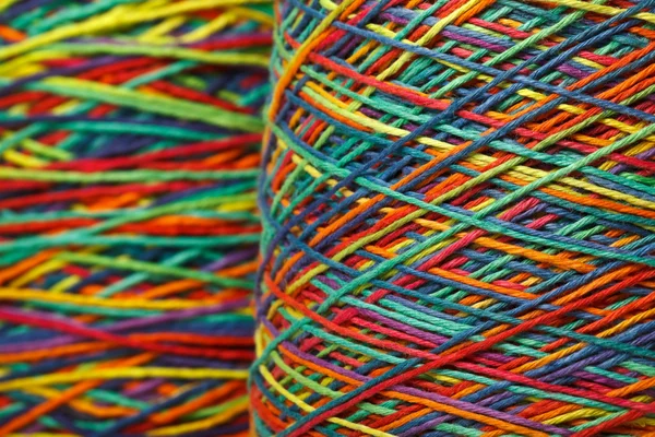 Многоцветный рулон пряжи — стоковое фото