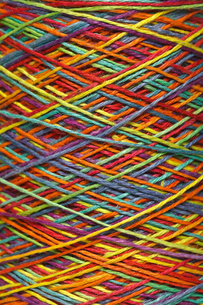 Многоцветный рулон пряжи
