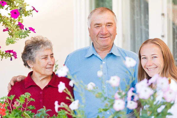 Lykkelig eldre par – stockfoto