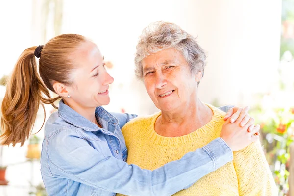 La anciana y su hija — Foto de Stock