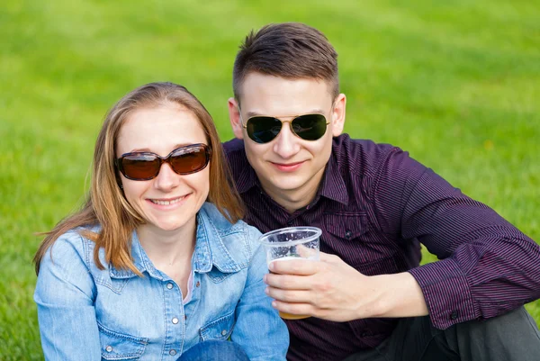 Glückliches junges Paar — Stockfoto