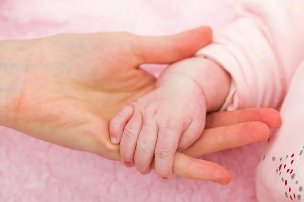 Mutter und Baby Hände — Stockfoto