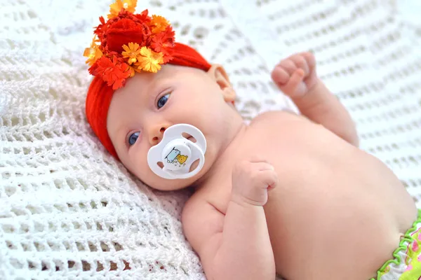 Belo bebê sorridente com uma cor vermelha brilhante no cabelo — Fotografia de Stock