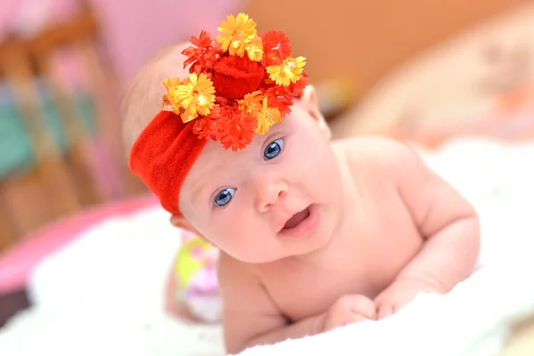 बालों पर एक उज्ज्वल लाल रंग के साथ सुंदर मुस्कुराते बच्चे — स्टॉक फ़ोटो, इमेज
