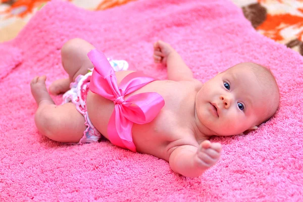 Bébé enfant sourire sur fond rose — Photo