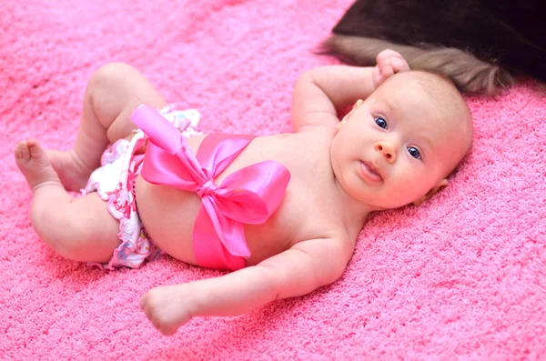 Baby jongen glimlach op roze achtergrond — Stockfoto