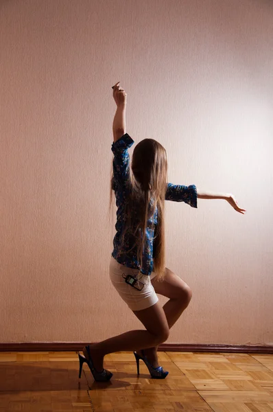 Молода жінка танці — стокове фото