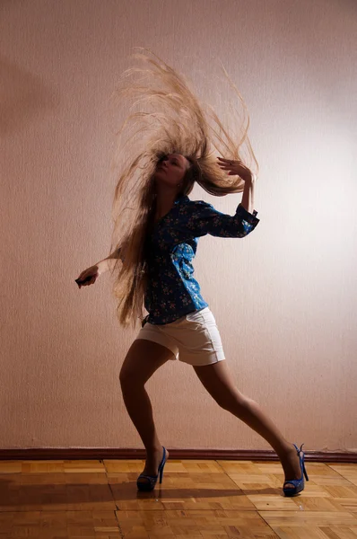 Dans eden kadın — Stok fotoğraf