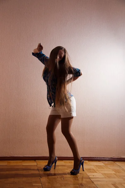 Junge tanzende Frau — Stockfoto