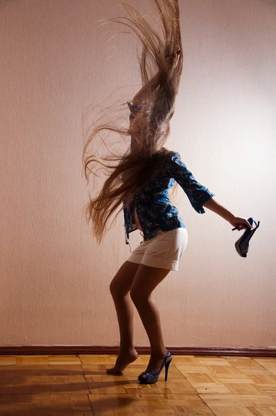 Młoda kobieta taniec — Zdjęcie stockowe