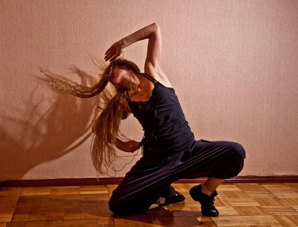 Dans uzun saçlı güzel kız — Stok fotoğraf