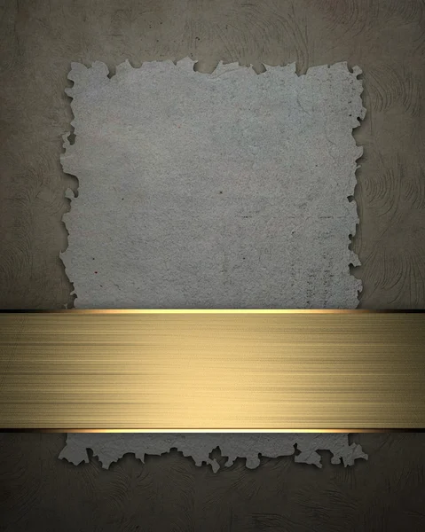 Potrhaný list proti zdi se zlatým proužkem — Stock fotografie