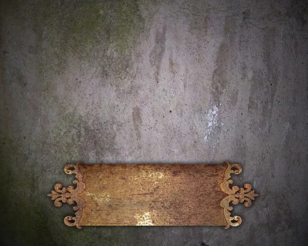 Старая ржавая металлическая табличка на старой стене — стоковое фото