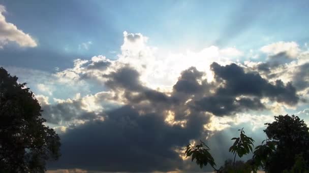 Time lapse klipp av vita fluffiga moln över blå himmel — Stockvideo