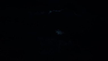 Dolunay bulutlu geçerken