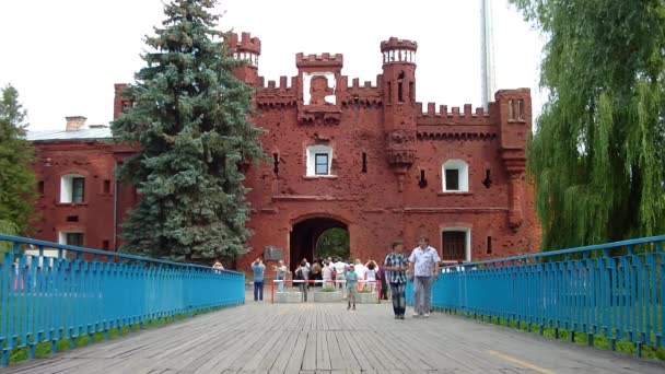 Menschen gehen an der Festung Brest entlang — Stockvideo
