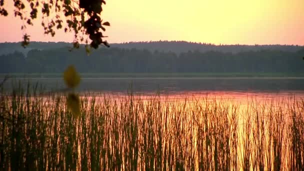 Zonsondergang boven het meer — Stockvideo
