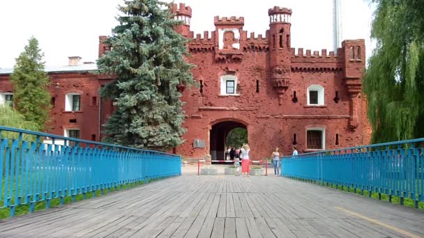 Les gens marchent le long de la forteresse de Brest — Video