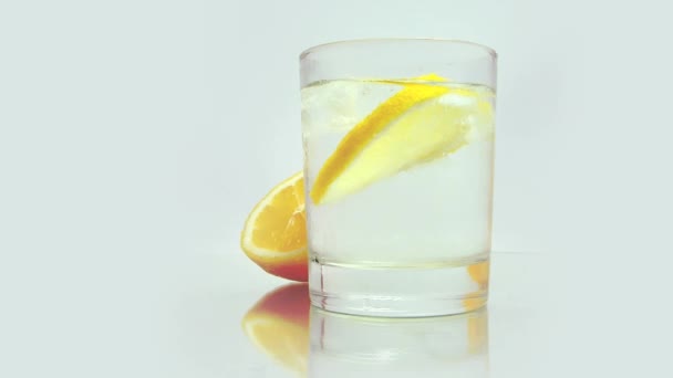 Boisson fraîche au citron avec glace . — Video