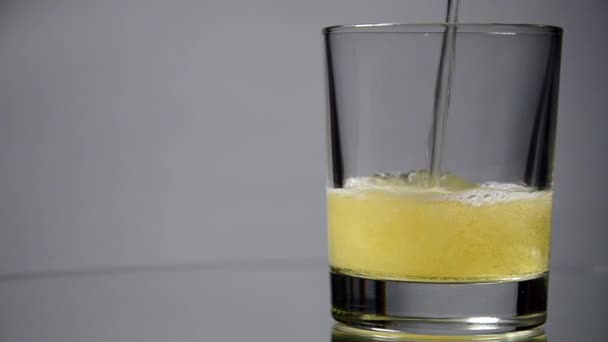 Bier wordt in een glas gegoten — Stockvideo