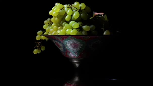 White grapes and painted bowl — Stock Video