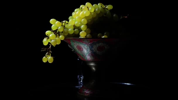 Белый виноград и покрашенная чаша — стоковое видео