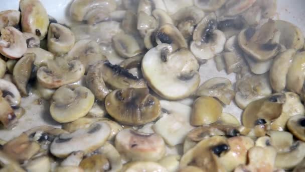 Cuisson de champignons frais sur une assiette — Video