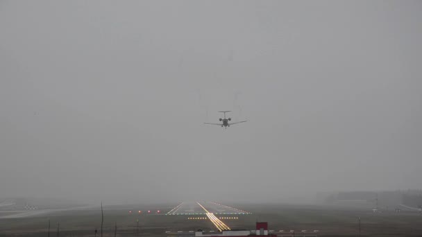 Het vliegtuig landt in de mist — Stockvideo