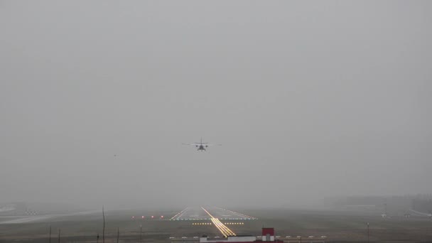 El avión aterriza en la niebla — Vídeos de Stock