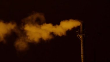 Sanayi boruları. gece