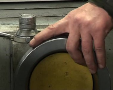 worker tanıtıcıları metal parçası Torna üzerinde