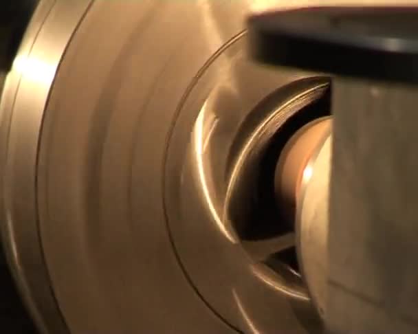 Bir fabrikada Torna tezgahı imalatı — Stok video
