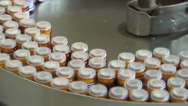 Fylla drog injektionsflaskor — Stockvideo