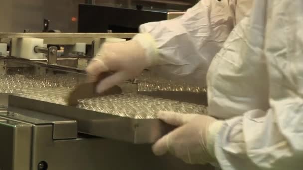 Producción automatizada de medicamentos . — Vídeo de stock