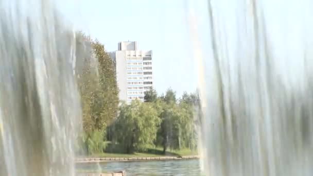 Künstlicher Wasserfall in der Halle — Stockvideo